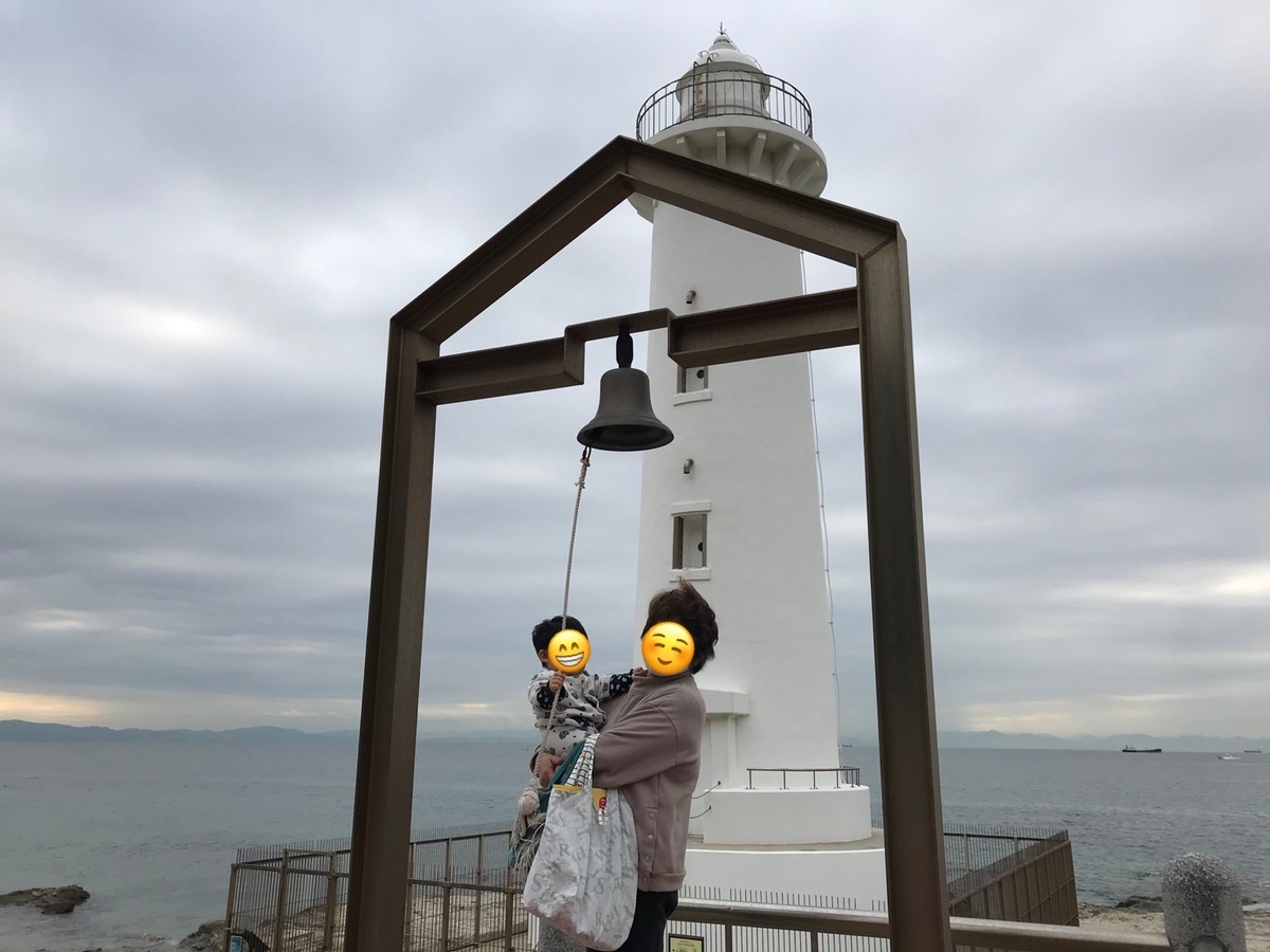 知多半島の人気観光スポット・美浜町の野間灯台のモニュメント・絆の鐘を鳴らす祖母と孫