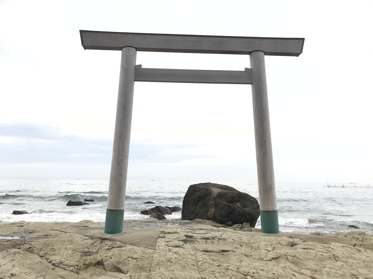 知多半島の人気観光スポット・南知多町のつぶて浦の鳥居