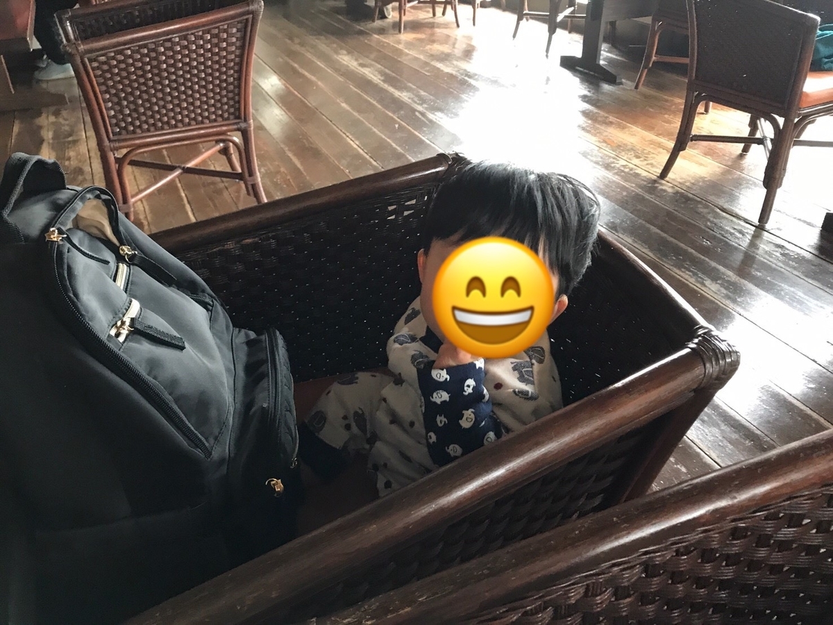 子ども連れでランチに行ける愛知県美浜町の南国レストランテラスノアノアのイスに座っている男児