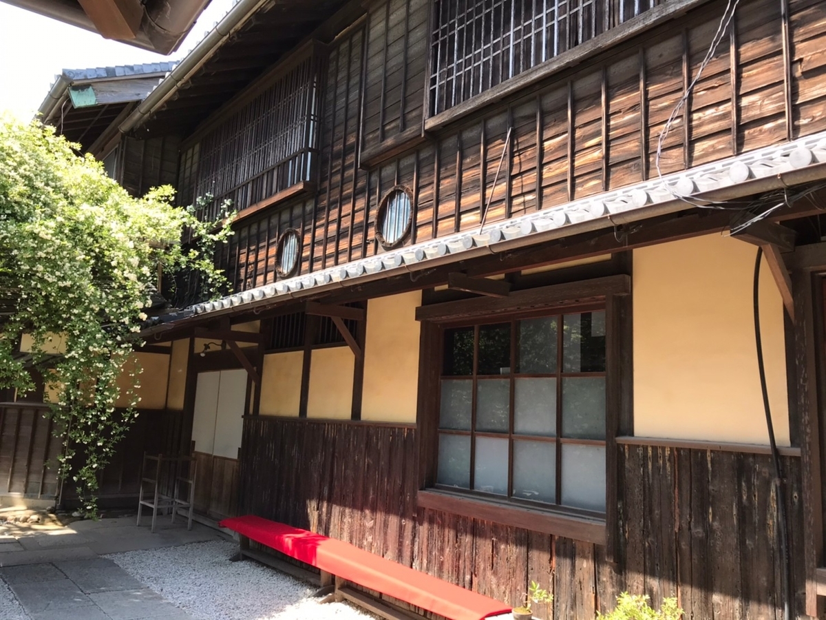 赤ちゃん・子ども連れで行ける萬三の白モッコウバラ祭で期間限定で公開される半田市の国登録有形文化財である小栗家住宅の庭にある白モッコウバラの木と小栗家の屋敷