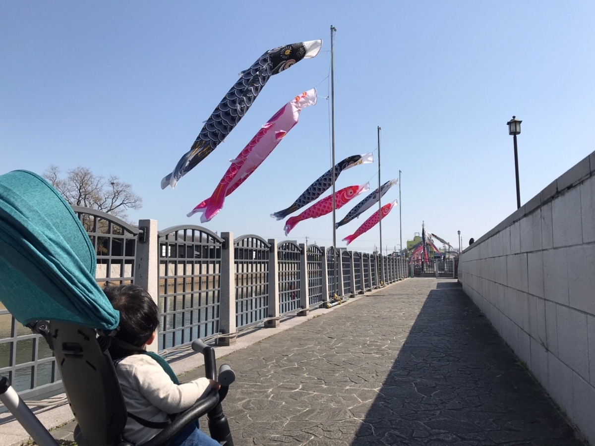 こいのぼりが泳ぐ半田運河沿いの風景