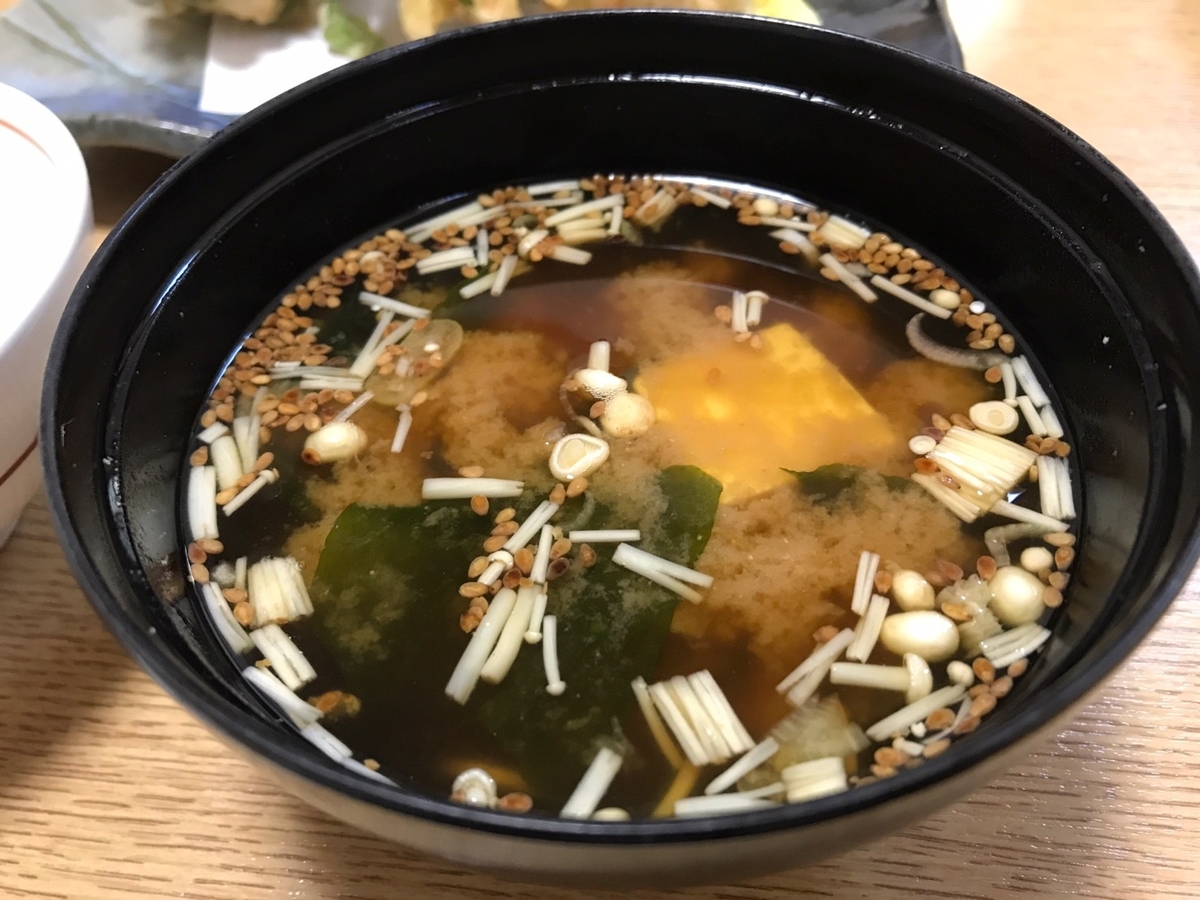 愛知県半田市の名鉄知多半田駅近くにある子ども連れで和食ランチが楽しめる日本料理店「浜潮」の浜潮御膳の煎りごまいりのお味噌汁