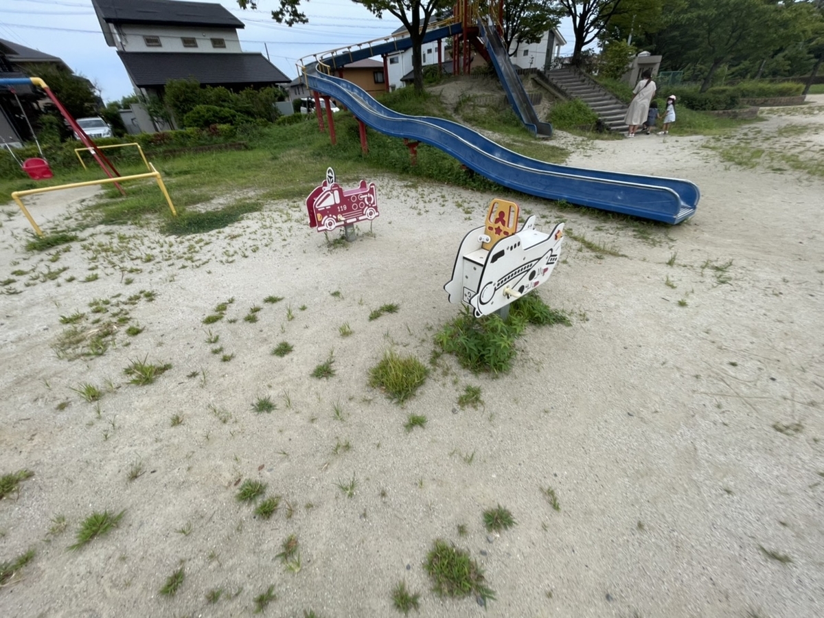 愛知県半田市にある1歳から遊べる幼児用遊具のあるのぞみヶ丘公園のスイング遊具