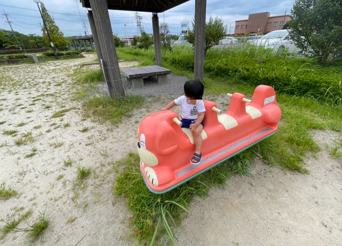 愛知県半田市にある1歳から遊べる幼児用遊具のあるのぞみヶ丘公園の犬のスイング遊具