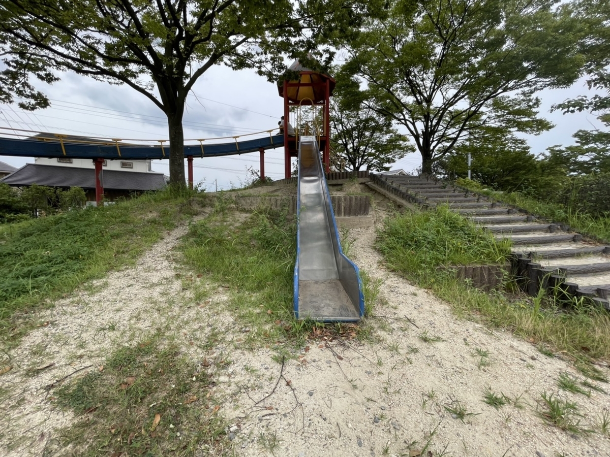 愛知県半田市にある1歳から遊べる幼児用遊具のあるのぞみヶ丘公園の複合遊具のすべり台