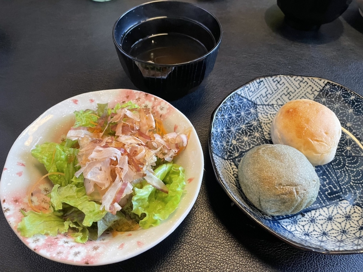 赤ちゃん・子ども連れでいける和風パスタランチの人気店・ニーニャニーニョ桜小町半田店のランチメニュー、パン、薬膳スープ、サラダ