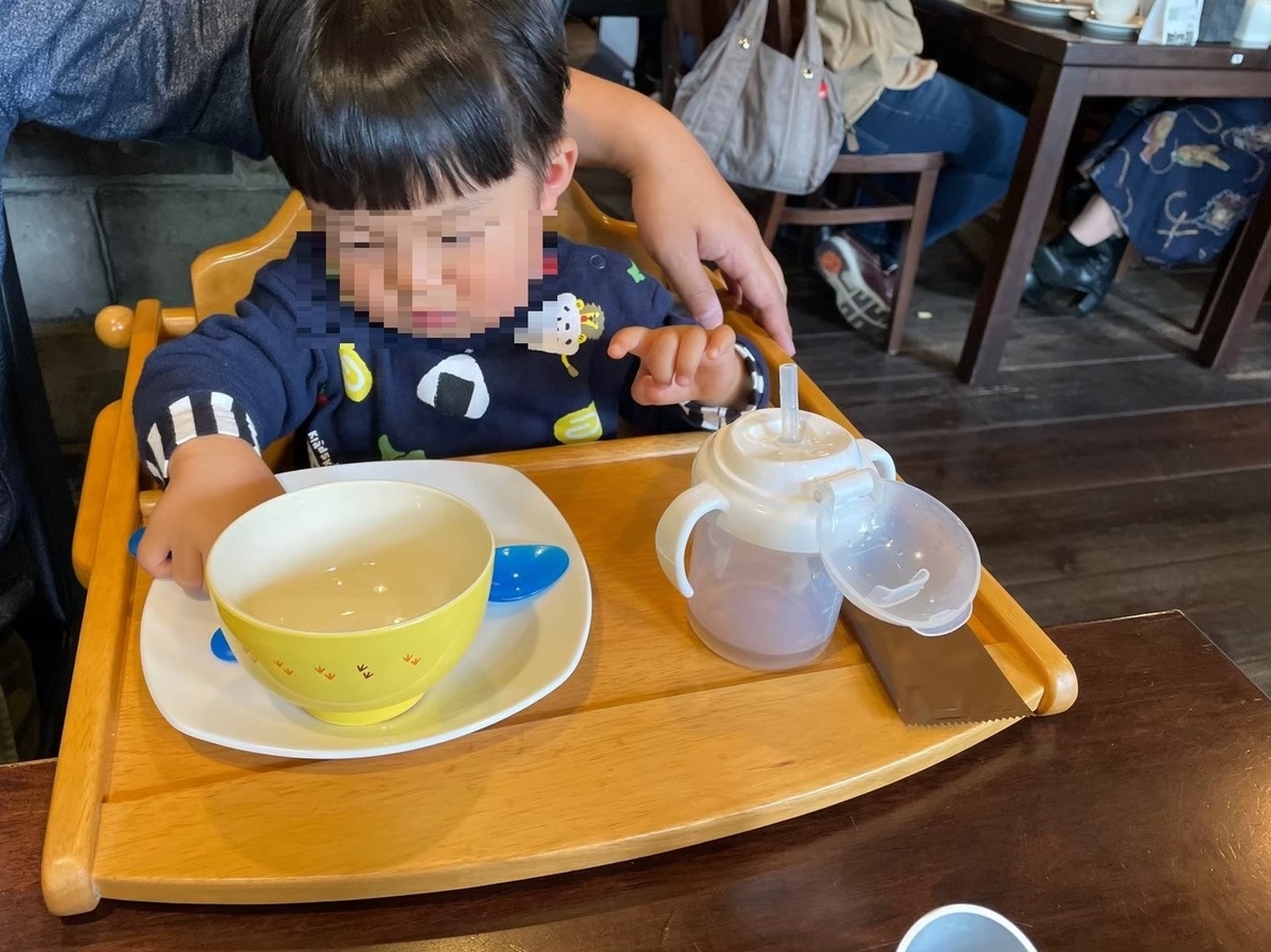 赤ちゃん・子ども連れでいける半田市のカフェランチ人気店「カフェフーガス」でランチをする男児