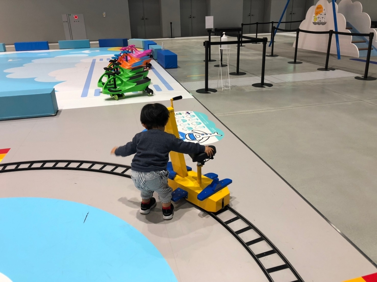 雨の日でも赤ちゃん・子ども連れで遊びにいける愛知県常滑市の子どもの遊び場「フライトオブドリームズ」のキッズエリアにある虹のかくれんボックスで遊ぶ男児