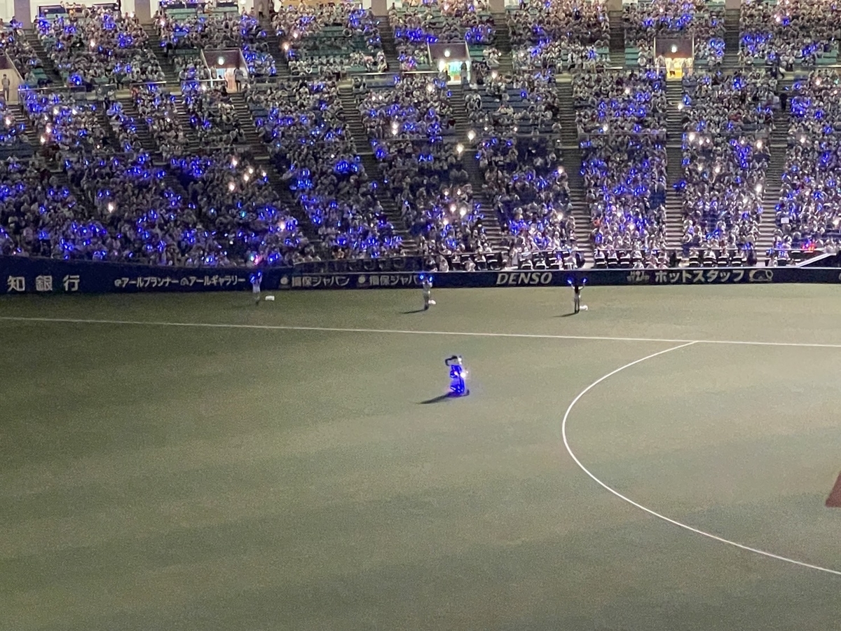 中日ドラゴンズの試合で勝利したあとにグラウンドを55万の電動バイクで走り回るドアラ