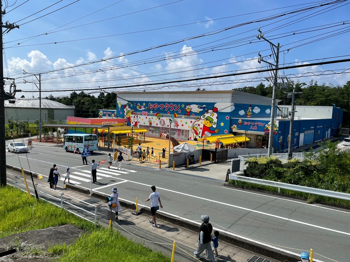 三重県津市にあるベビースターラーメンのテーマパーク「おやつタウン」の全景