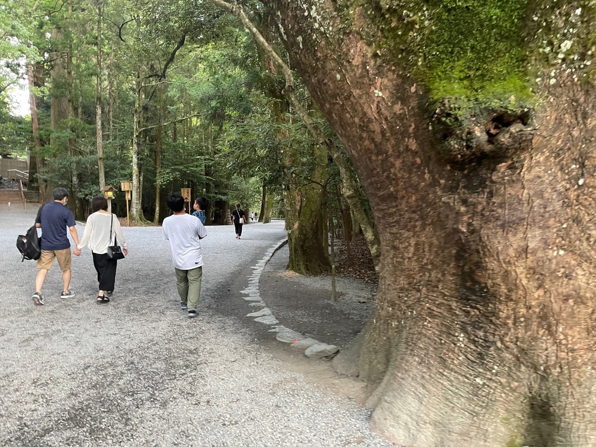 伊勢神宮皇大神宮（内宮）の参道を歩く親子