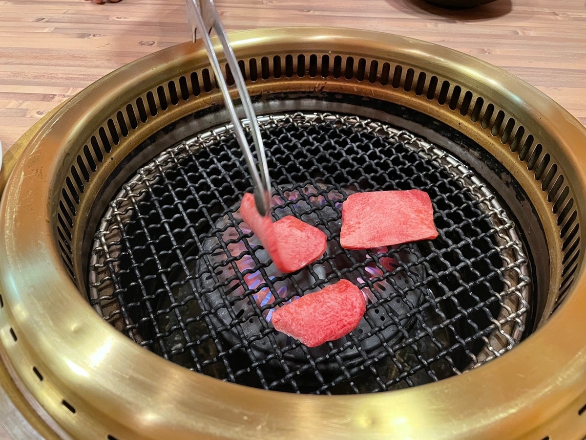 三重県伊勢市にある松坂牛の焼肉店、一升びん松寿亭で焼肉をする様子
