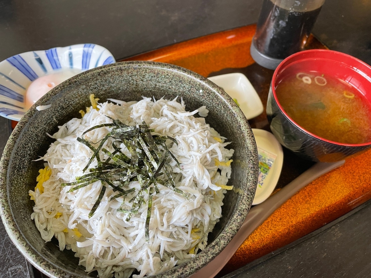 二見浦にある伊勢うどんのお店「まるはま」の釜揚げしらす丼