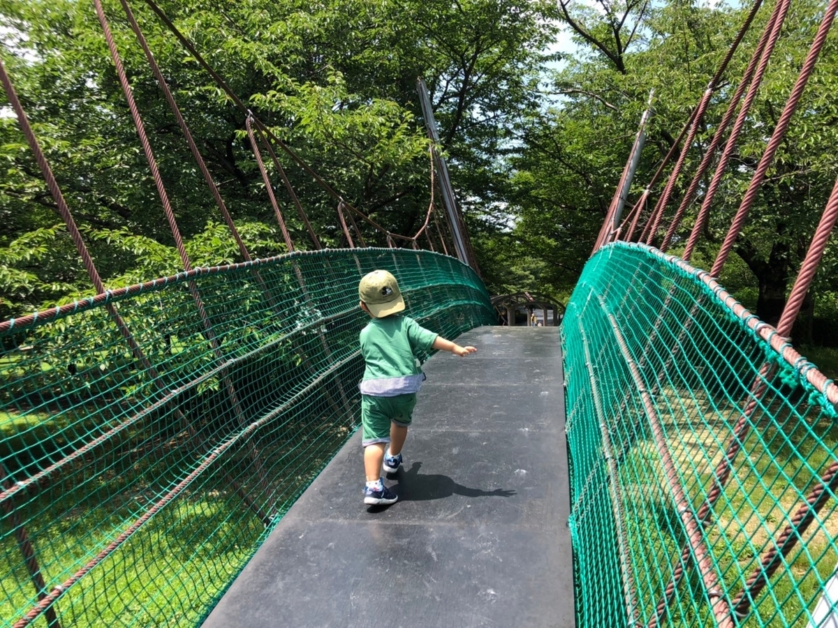 愛知県大府市にある大府みどり公園の巨大遊具・メカドラゴンの尾部分で遊ぶ男児