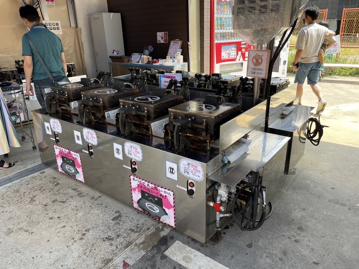 子どもでもできる知多郡美浜町にあるえびせんパークの手焼きせんべい体験「ぺったん」の焼き場の様子
