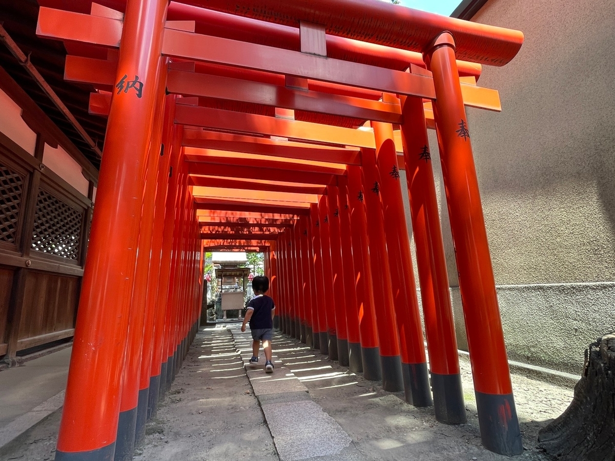 大阪市北区天満宮にある大阪天満宮の境内にある小社・白米社の朱い鳥居