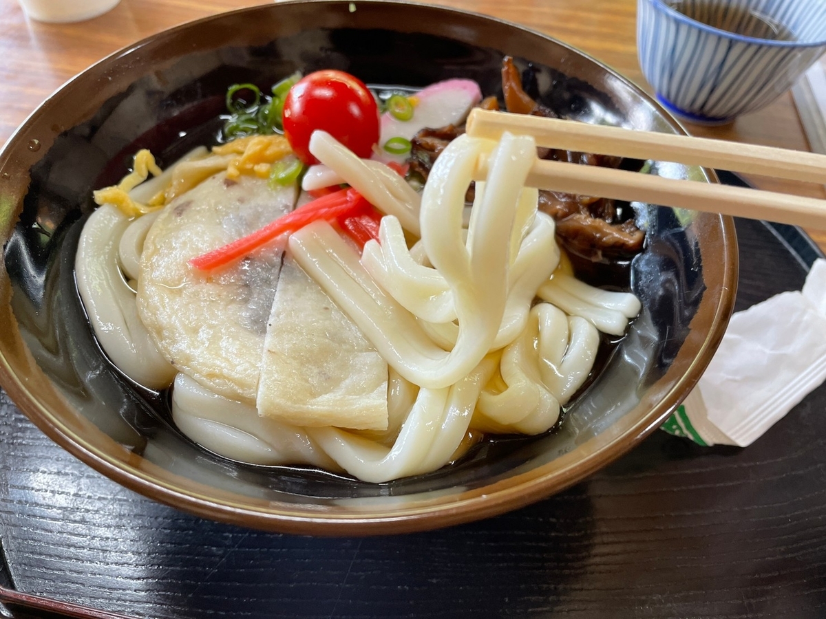 大阪天満宮の境内にある星合茶寮の名物すべらんうどんの麺