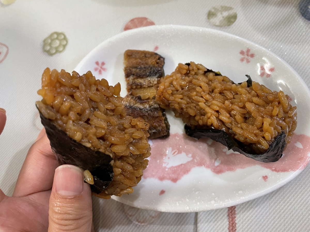 ららぽーと愛知東郷の1階に入っているマキハラ魚市場の鰻おにぎりを割ってみたら