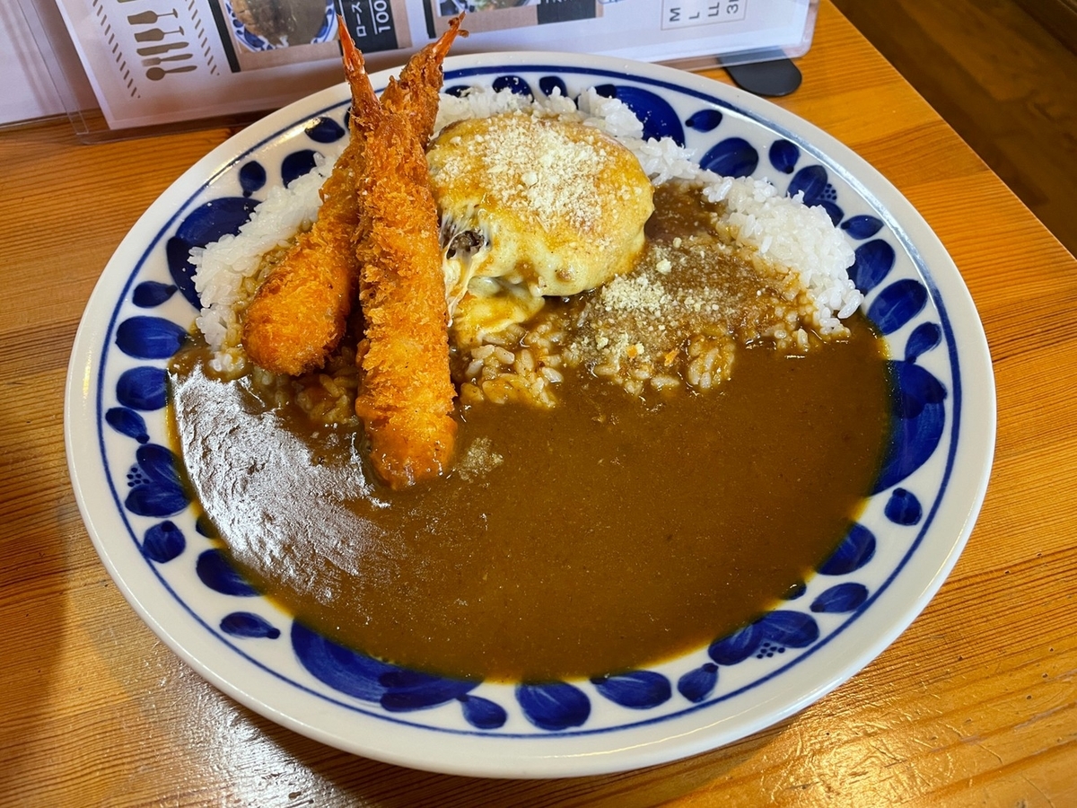 京都嵐山のトロッコ嵯峨駅・嵯峨嵐山駅のロータリー目の前にある嵐山カレーのおすすめメニュー「えびチーズハンバーグカレー」