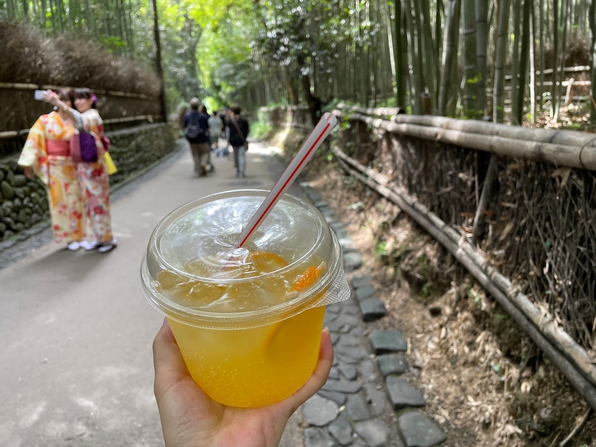 京都嵐山の竹林の小径の入り口にある古都芋本舗のオレンジスカッシュ