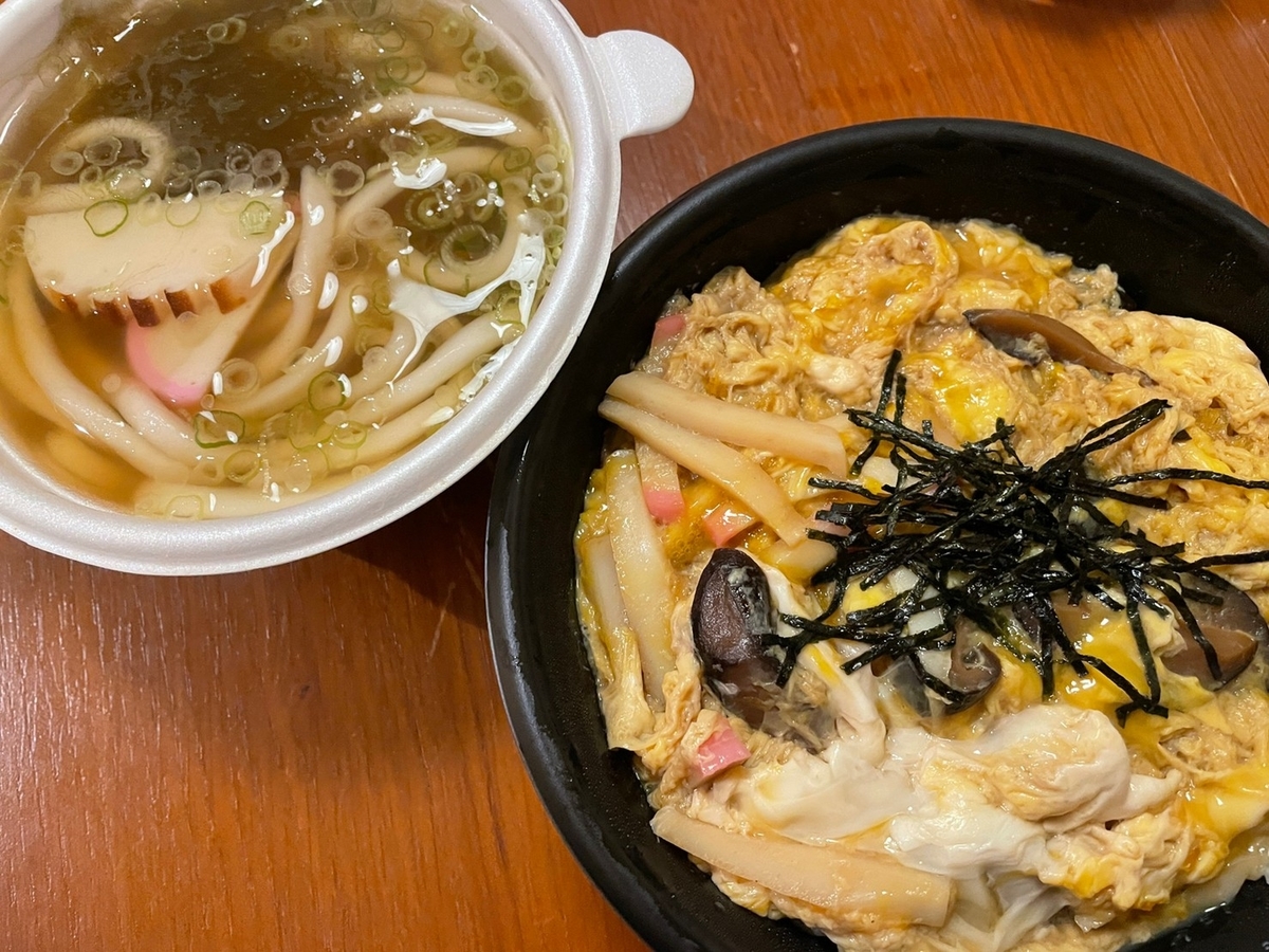 京都二条にある老舗のそば処「志な乃」の木の葉丼とミニうどん