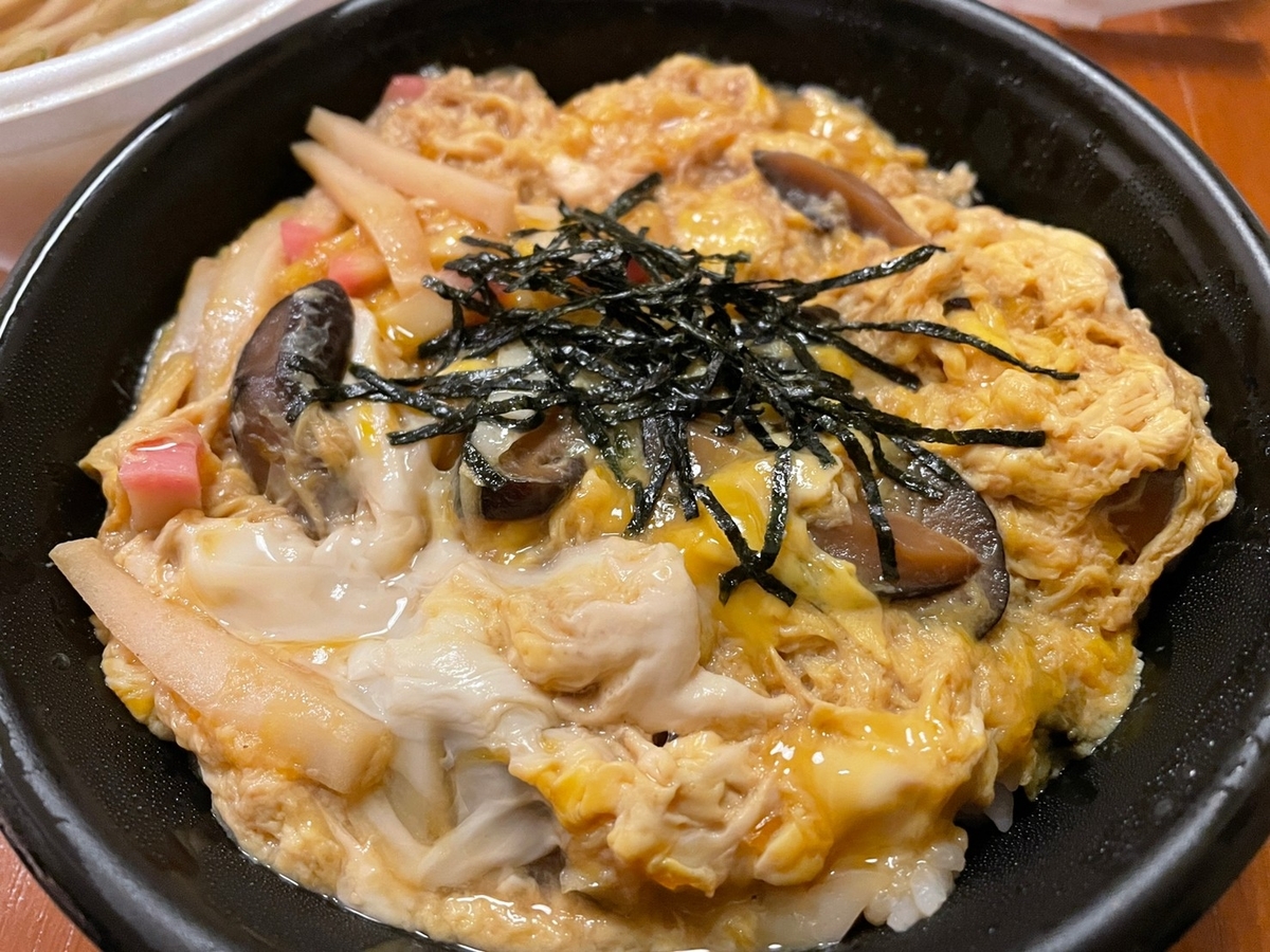 京都二条にある老舗のそば処「志な乃」の木の葉丼