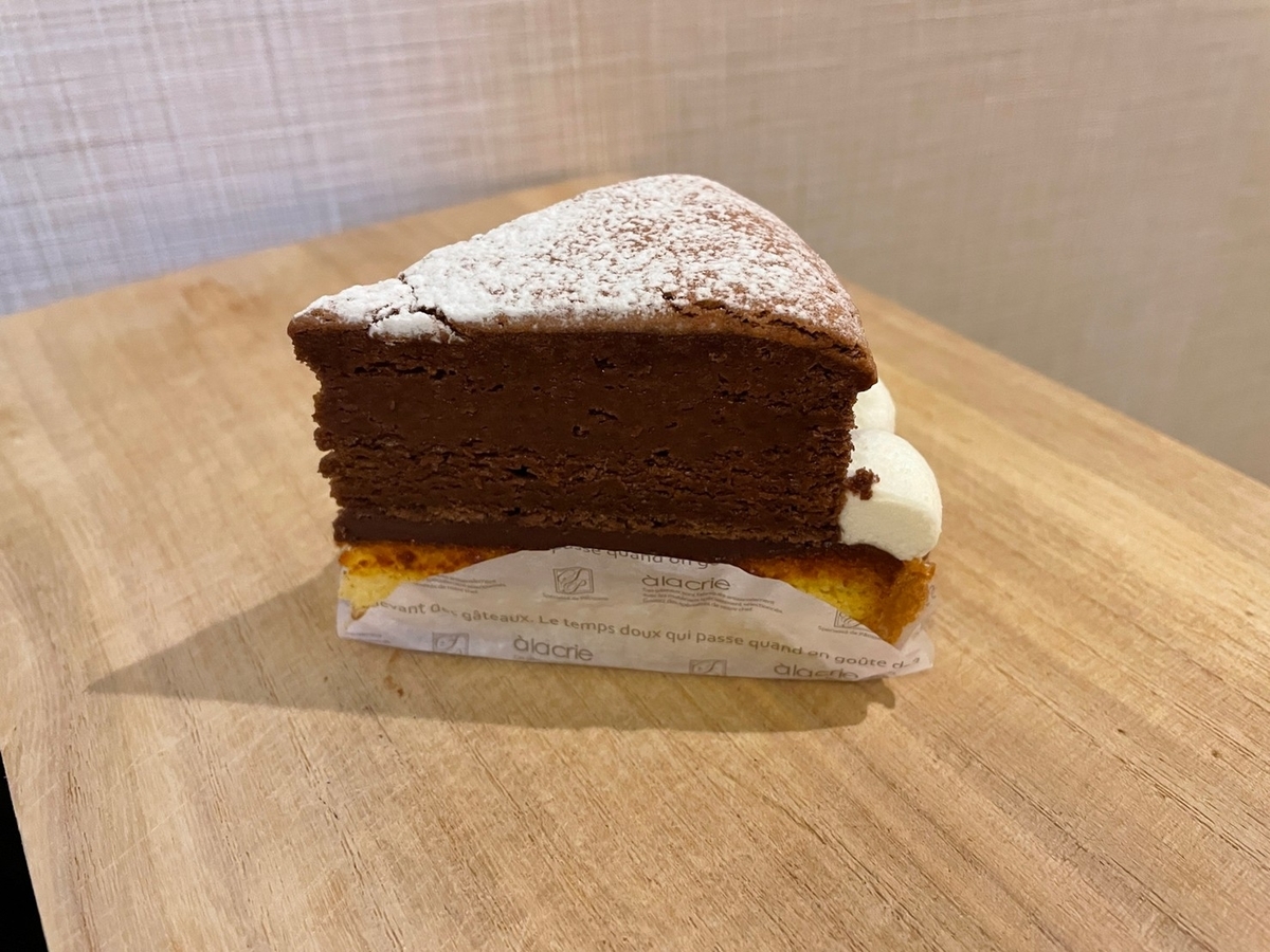 京都二条にある人気のパティスリーのタルト専門店KYOTO KEIZO OYATSUのスフレショコラタルト