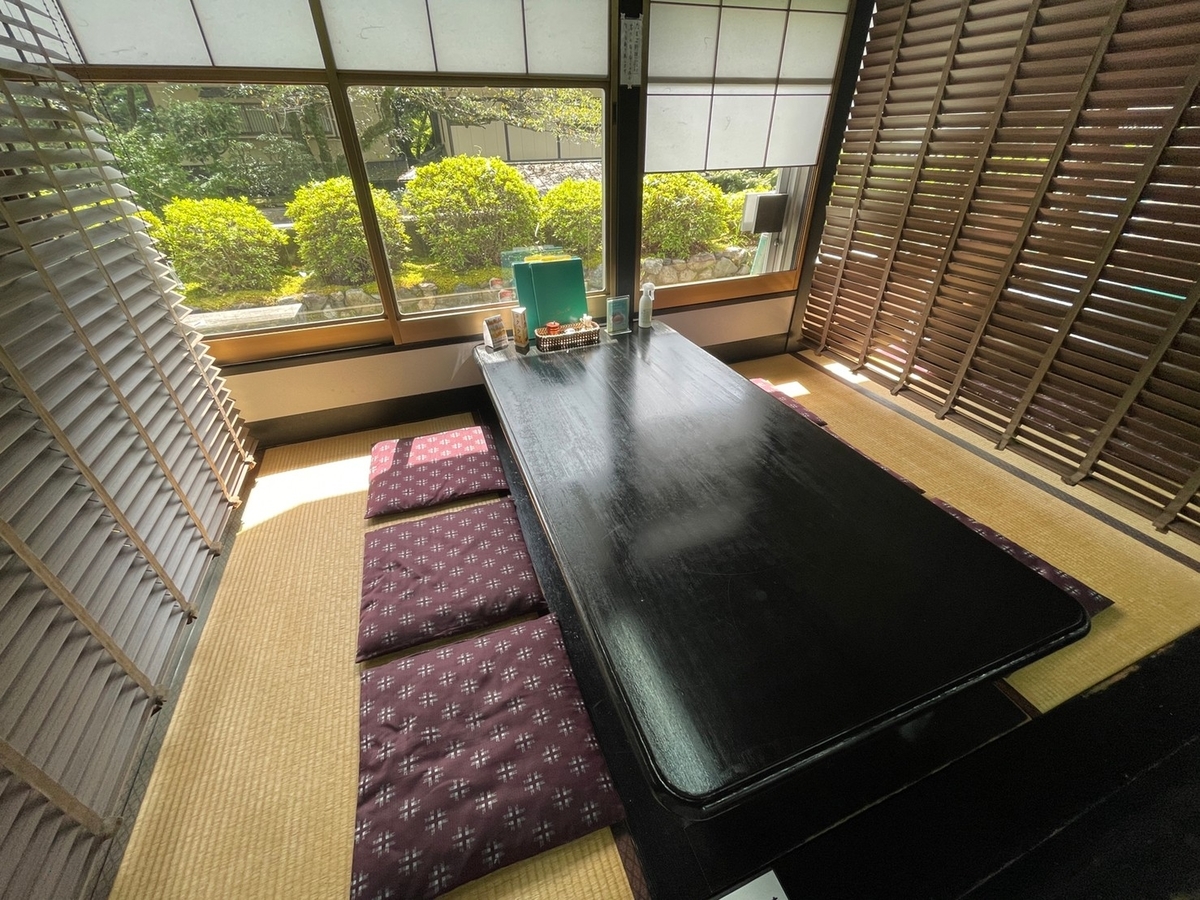 滋賀県大津市にあるうなぎの名店、行列のできる「日本一のうなぎかねよ」の内観