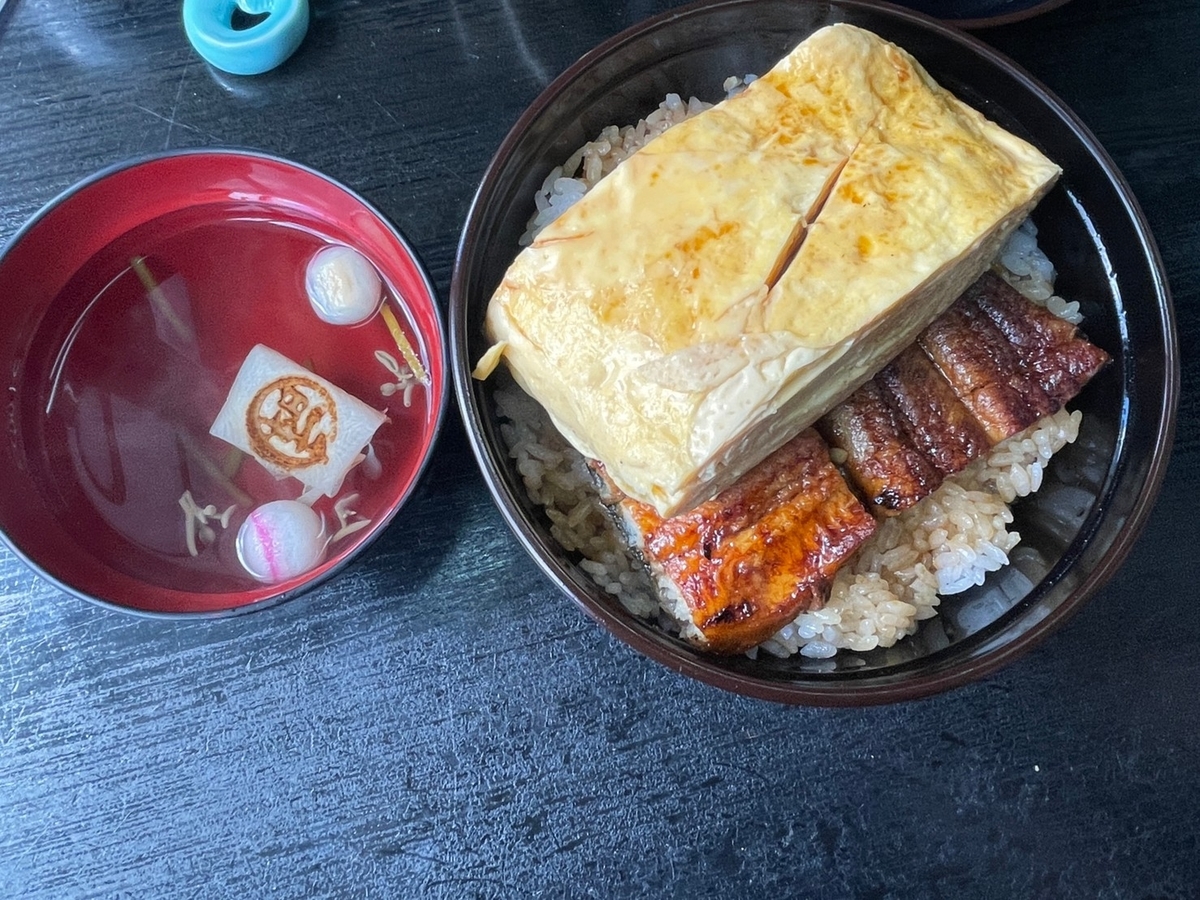 滋賀県大津市にあるうなぎの名店、行列のできる「日本一のうなぎかねよ」のきんし丼