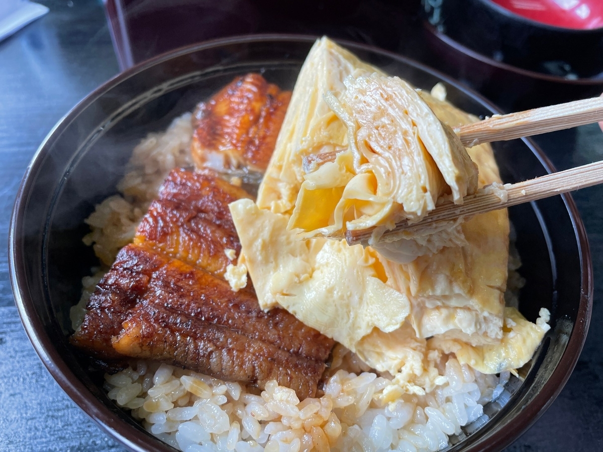 滋賀県大津市にあるうなぎの名店、行列のできる「日本一のうなぎかねよ」のきんし丼のきんし