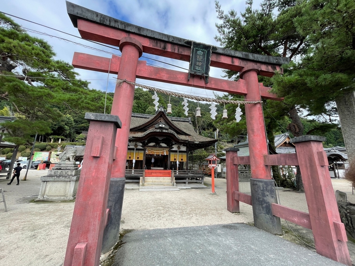 琵琶湖の中に立つ鳥居で有名な近江最古の神社「白鬚神社」の鳥居