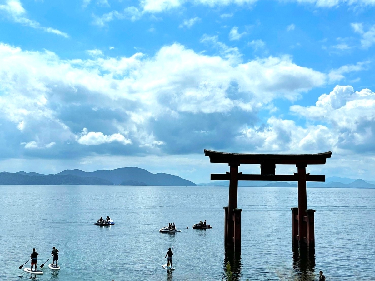 滋賀県高島市にある近江最古の大社「白鬚神社」の湖中に建つ鳥居