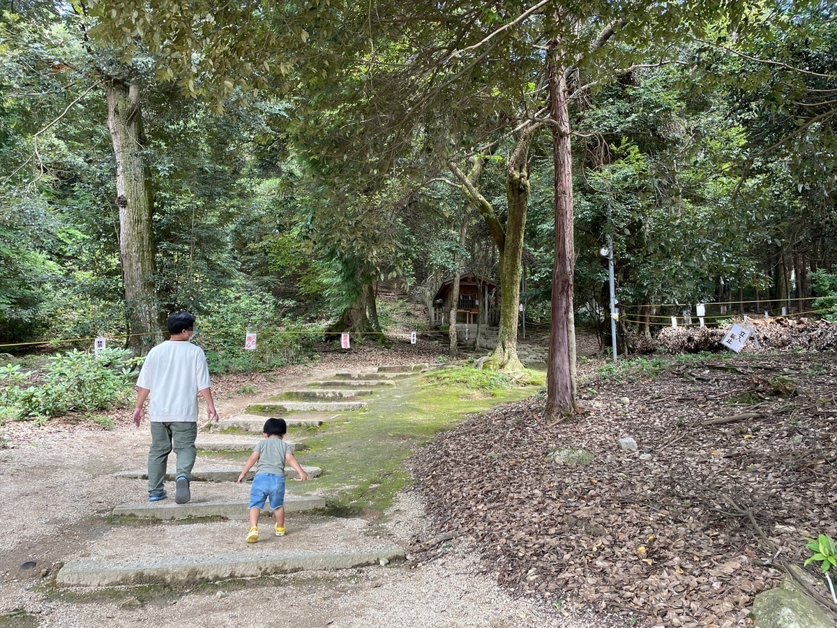 滋賀県高島市にある近江最古の大社「白鬚神社」の岩戸社へ向かう親子