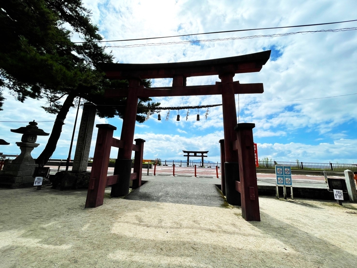 滋賀県高島市にある近江最古の大社「白鬚神社」の鳥居越しの湖中大鳥居