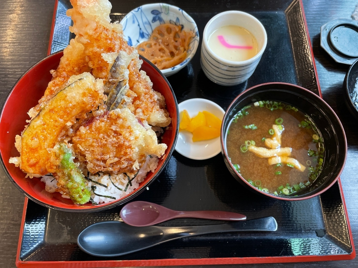 赤ちゃん・子ども連れでランチができる愛知県美浜町にある海鮮の人気な食事処「魚魚魚」のランチメニュー・大海老天丼