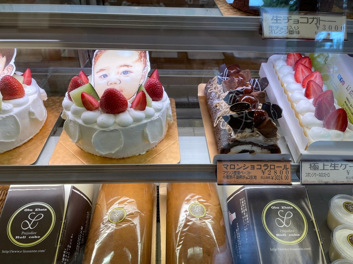 大府市にあるデコレーションケーキ・似顔絵ケーキを制作してくれるローザンヌ洋菓子店の内観、ショーケースに入った似顔絵ケーキ現物