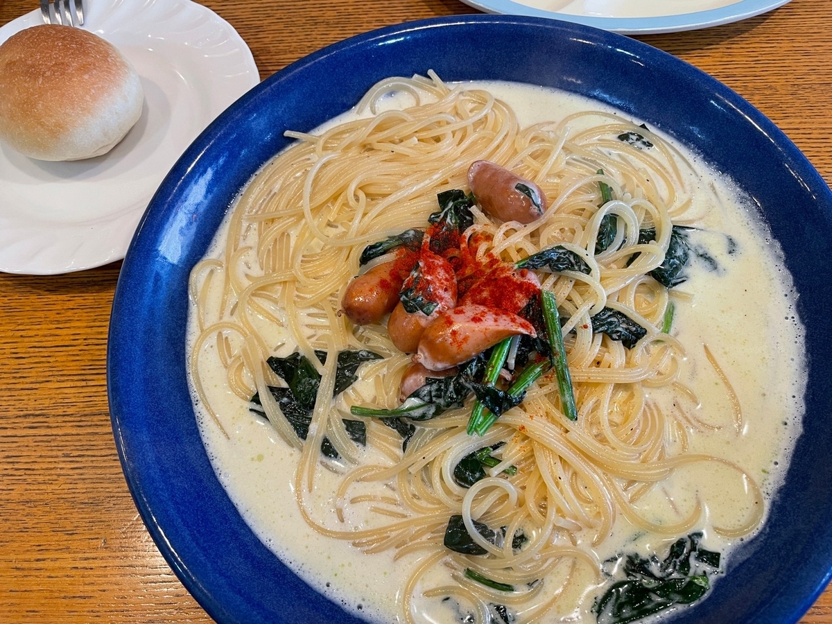 名古屋市千種区のナゴヤドーム近くにあるコーヒーとスパゲッティーがおいしい店「しんぷる」の生クリーム煮込みほうれん草とウインナー