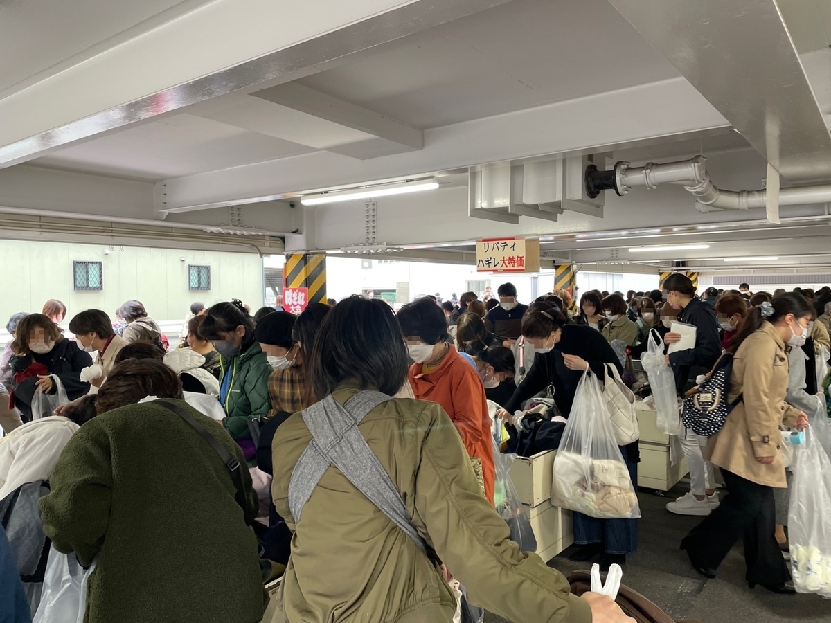 生地・布地の大型専門店、名古屋市の大塚屋名古屋車道本店で行われたはぎれ大会の様子