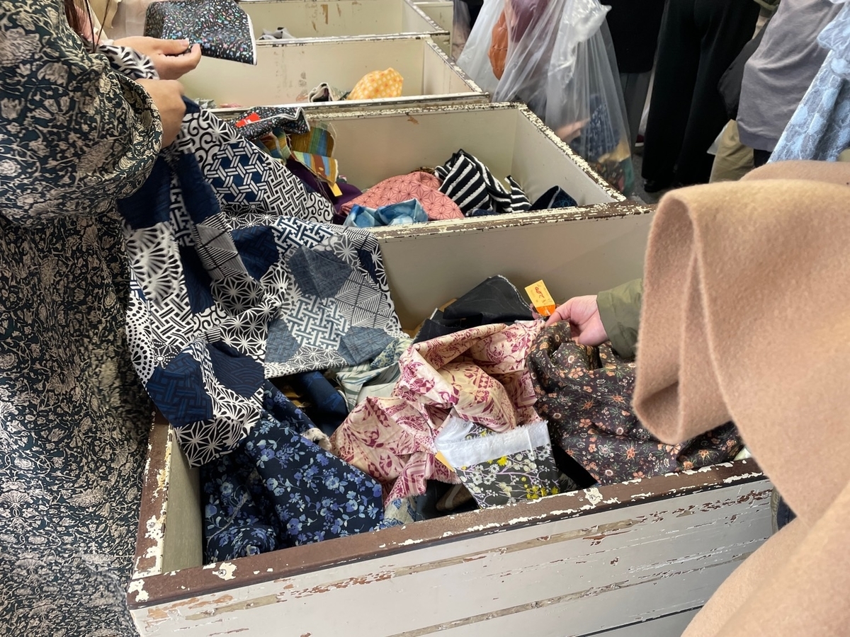 生地・布地の大型専門店、名古屋市の大塚屋名古屋車道本店で行われたはぎれ大会のワゴンの中