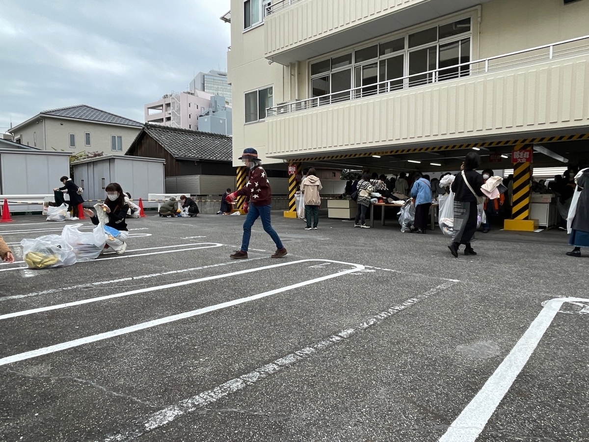 生地・布地の大型専門店、名古屋市の大塚屋名古屋車道本店で行われたはぎれ大会の様子
