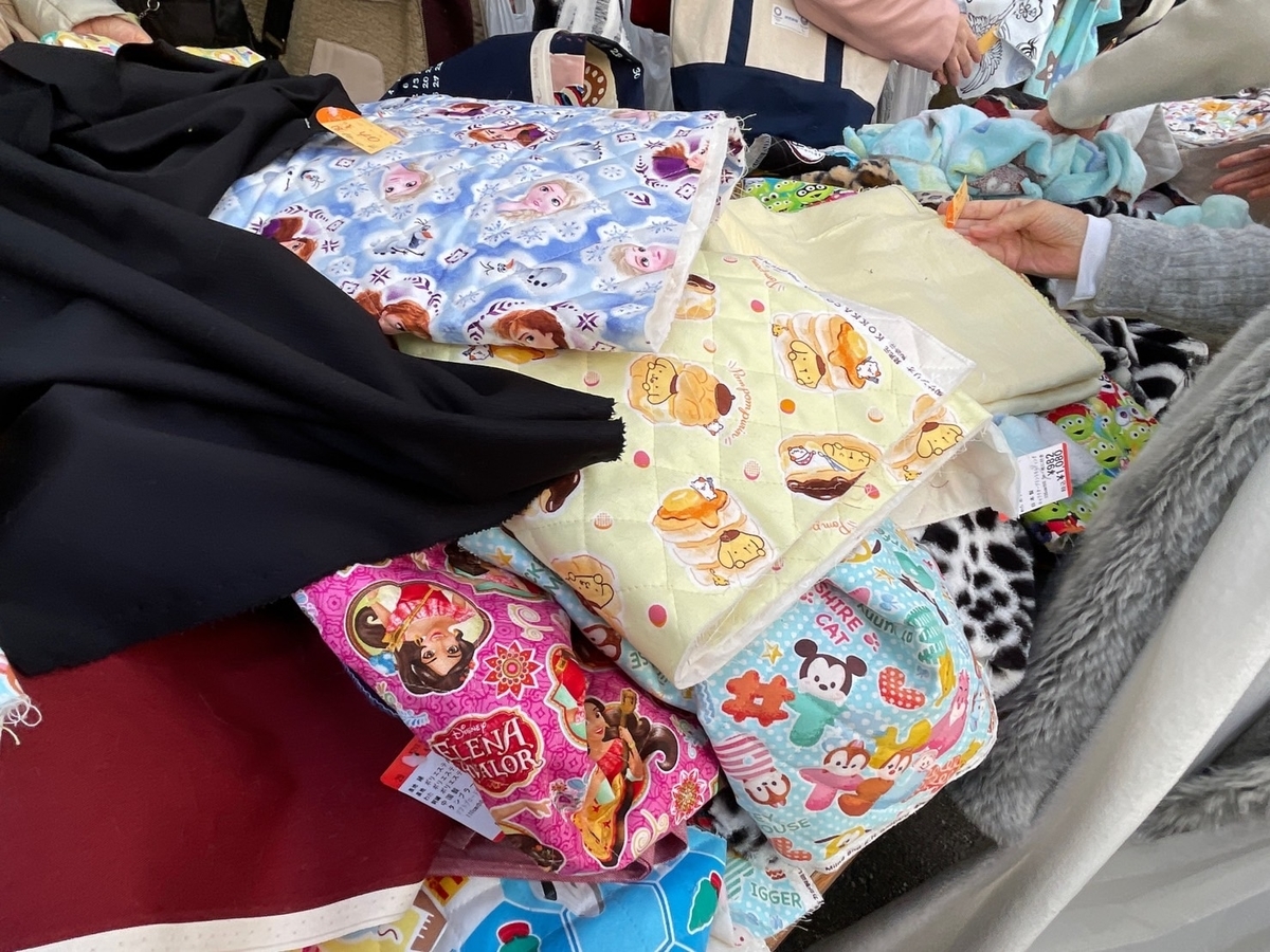 生地・布地の大型専門店、名古屋市の大塚屋名古屋車道本店で行われたはぎれ大会の商品