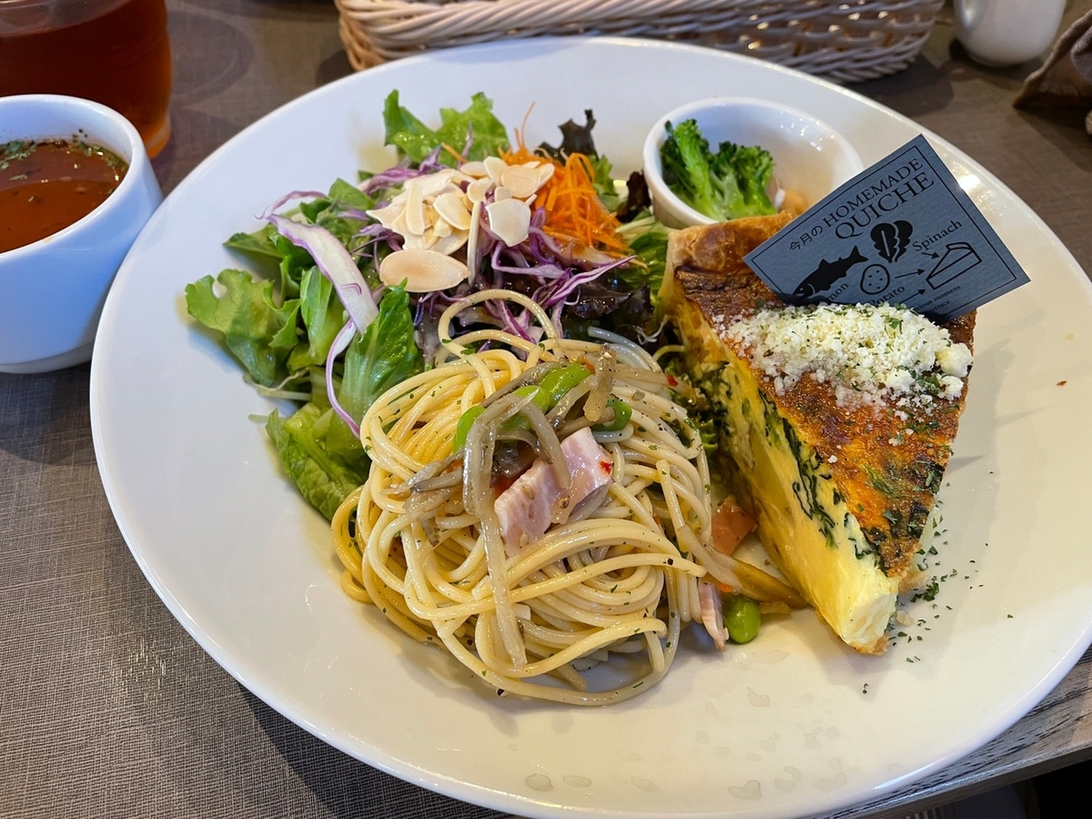 東海市の太田川駅近くにある赤ちゃん・子ども連れで行けるオシャレなカフェ「帆季珈琲テラス」のランチメニュー、パスタ＆キッシュ