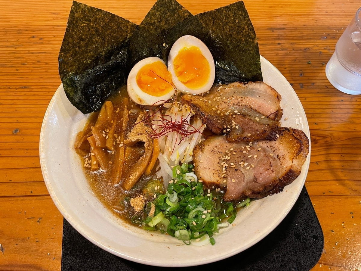 岐阜県羽島郡岐南町の岐南IC近くにあるらーめんとつけ麺の人気店「花銀」のメニュー・特製花銀ラーメン