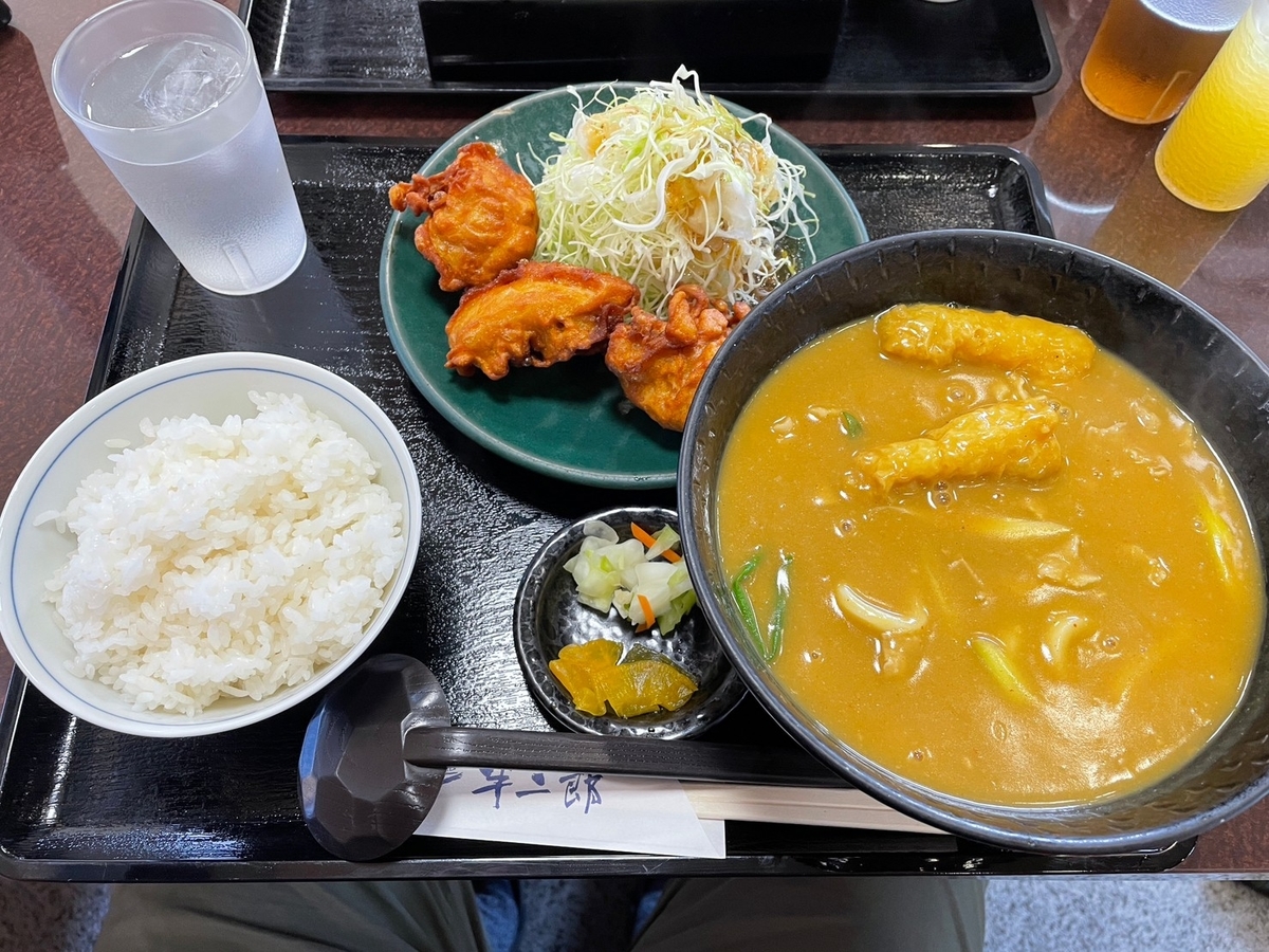 知多市新舞子にあるカレーうどんの人気店・めん処半二郎のランチメニュー「カレーうどんランチデラックス」唐揚げ付き
