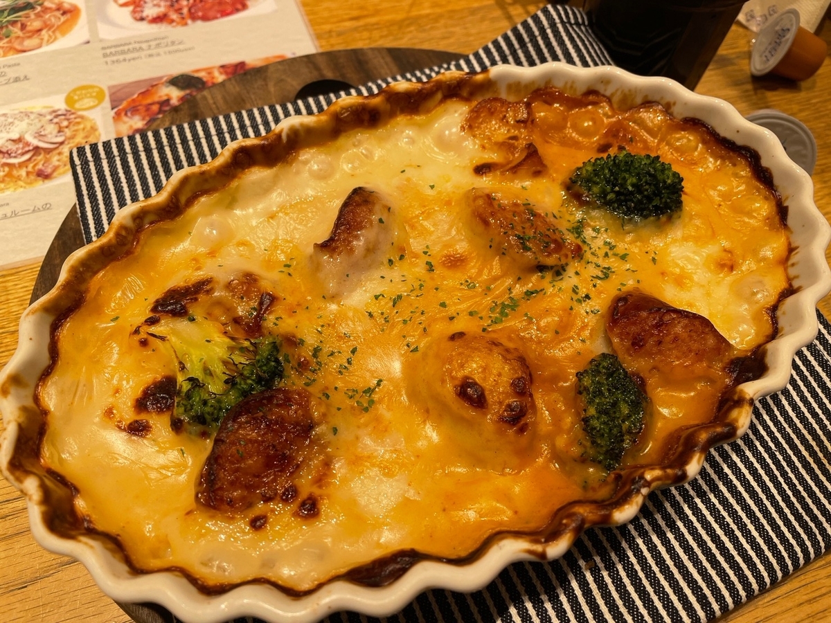 名古屋駅にあるJRゲートタワーレストラン12階に入っている子連れでランチができるバルバラグッドビアレストランのランチメニュー・グリルソーセージとキタアカリポテトのボロネーゼグラタン
