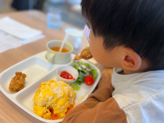 子どもがお店でお子様ランチを食べる様子