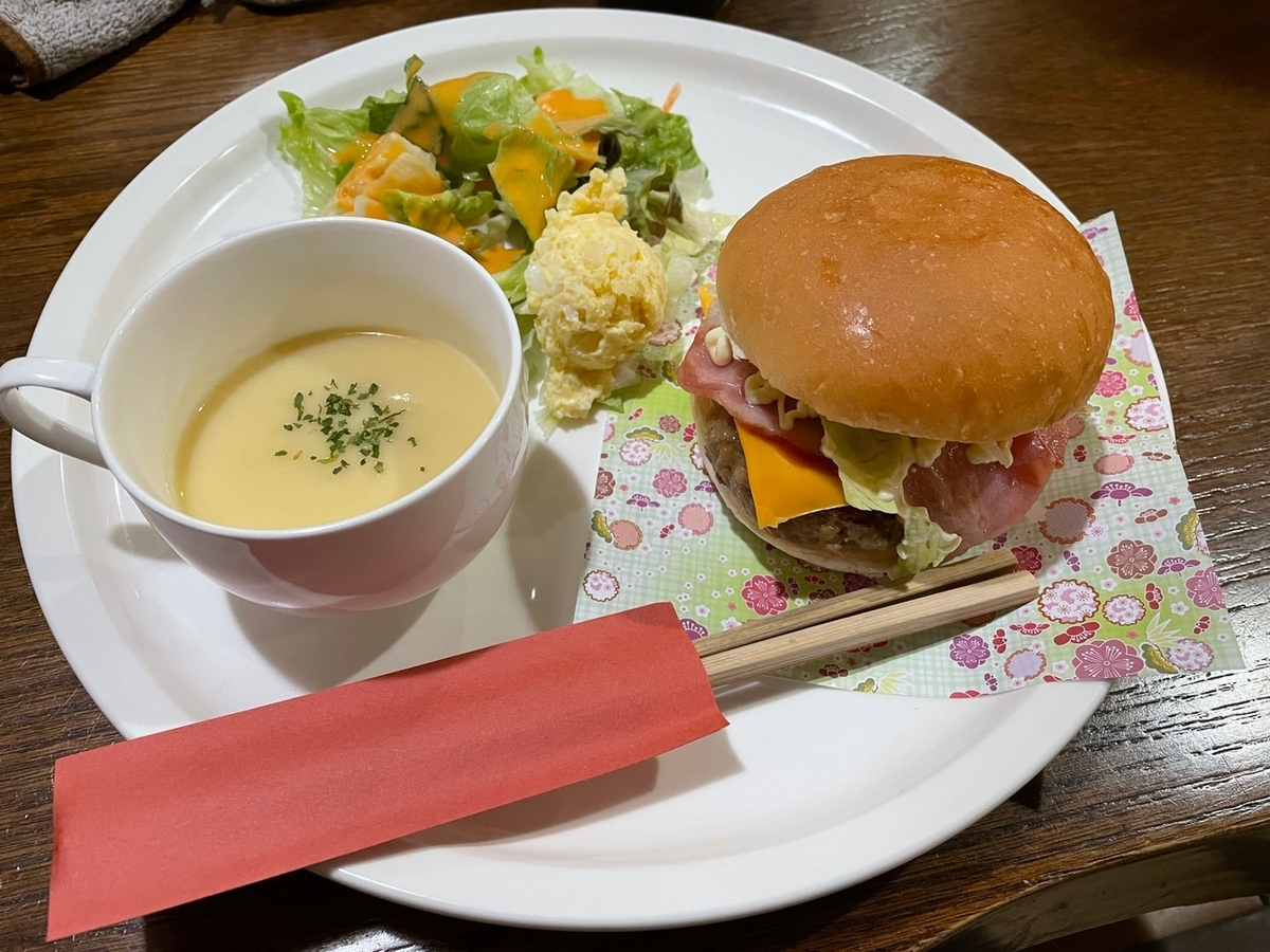 赤ちゃん・子ども連れでモーニングに行ける愛知県東海市の町家カフェかぎやの肉厚バーガー＆コーンスープセット