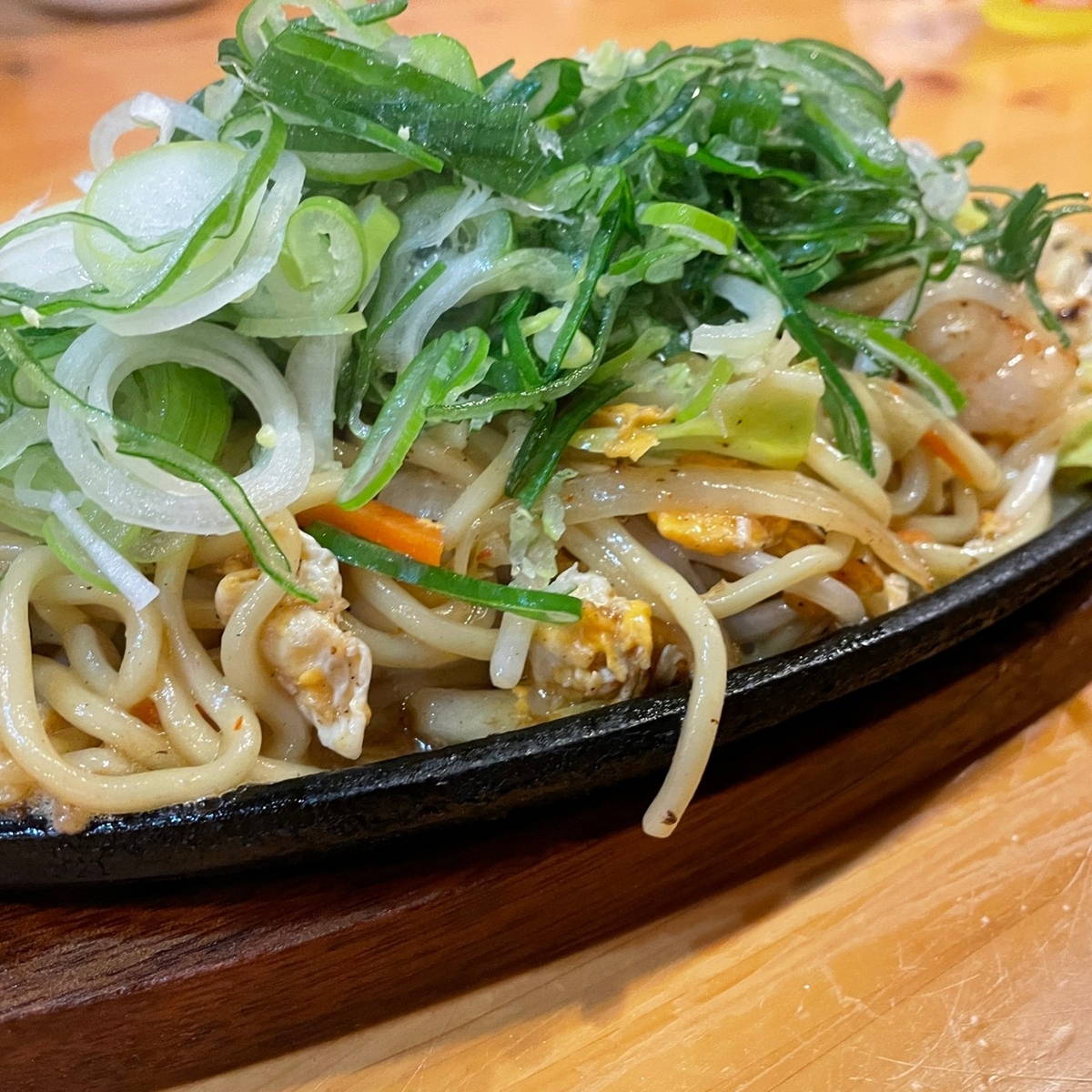 赤ちゃん・子ども連れで行ける愛知県東海市のラーメン店・らーめん龍宙の鉄板焼きホルモンラーメンのアップ