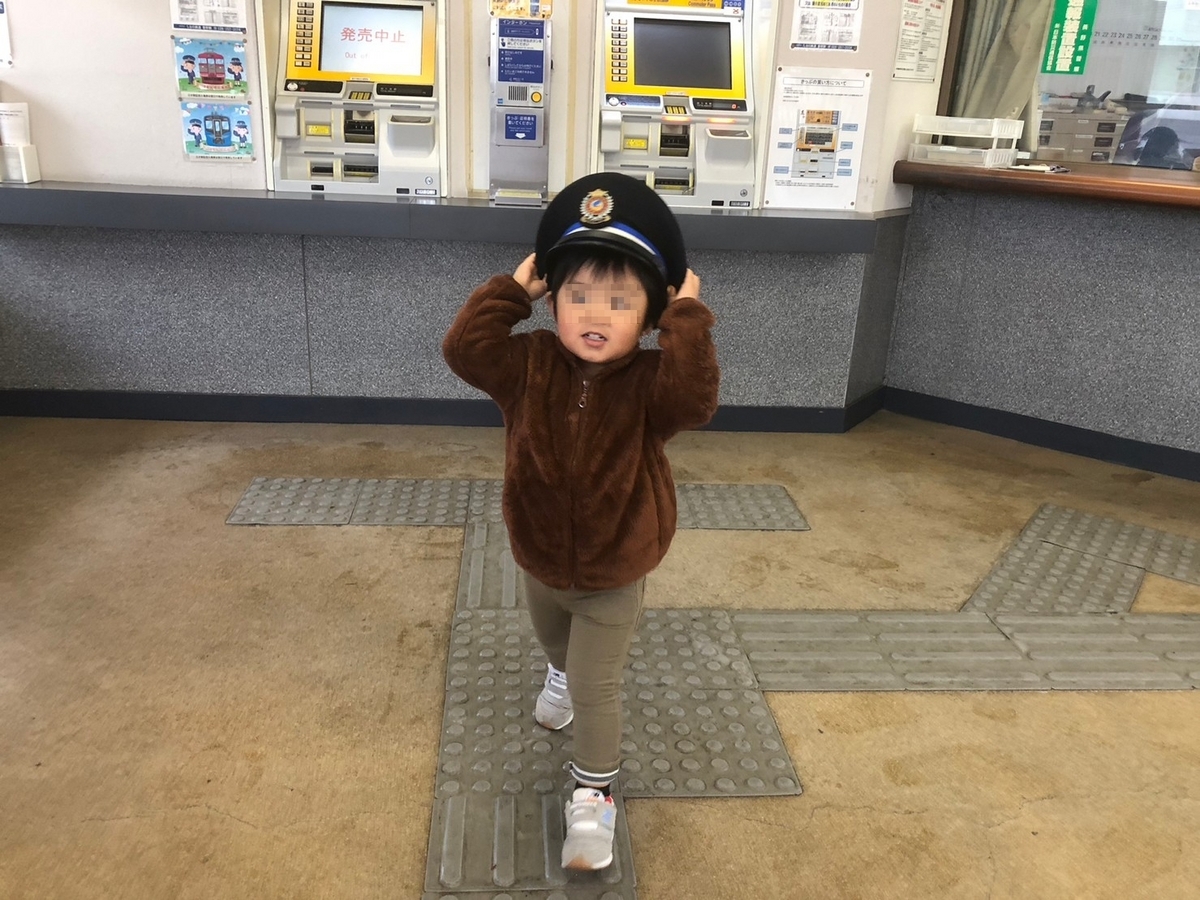 長野県にある三才の誕生日に記念撮影に訪れる子どもで人気の三才駅の構内と車掌帽をかぶった男児