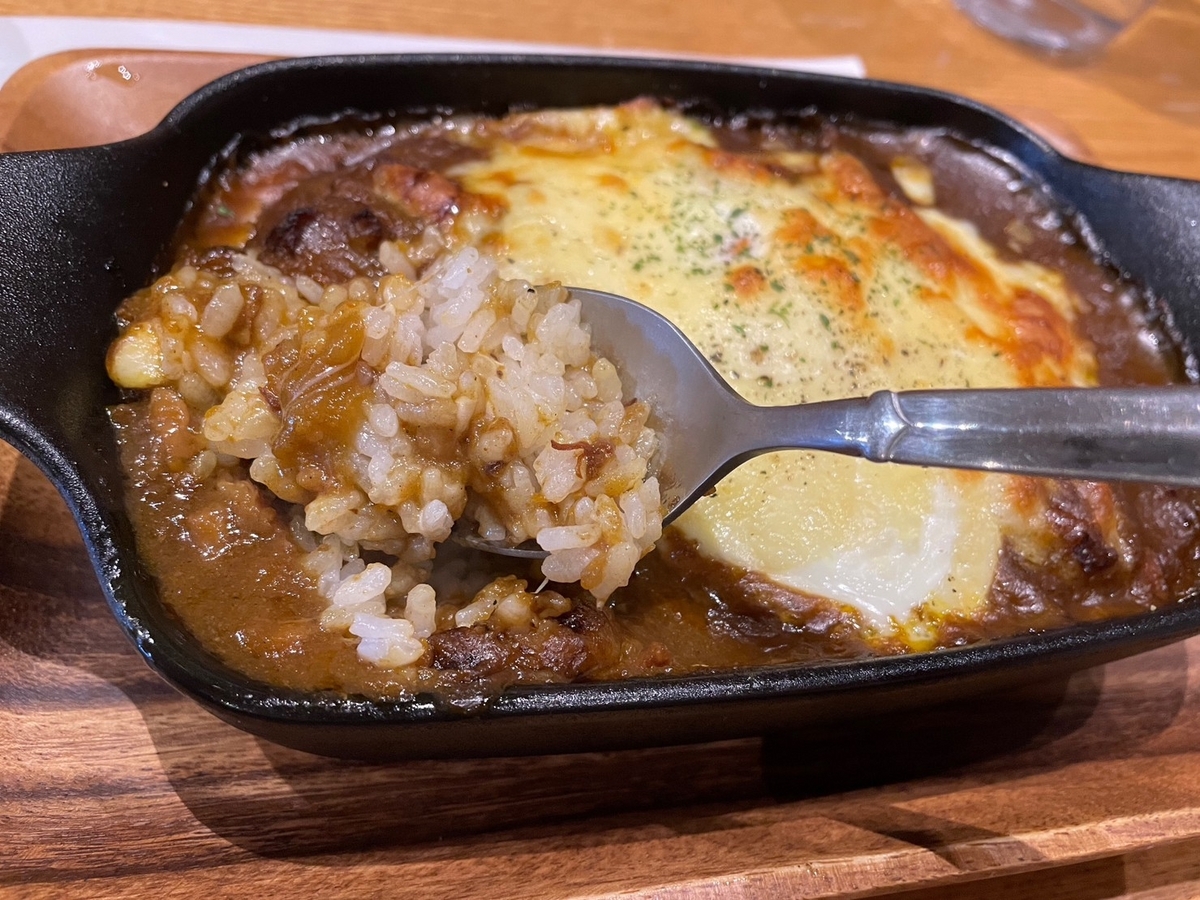 刈谷市にあるハンバーグが人気の洋食屋perori（ペロリ）のオーブン焼きカレーランチをスプーンですくった様子